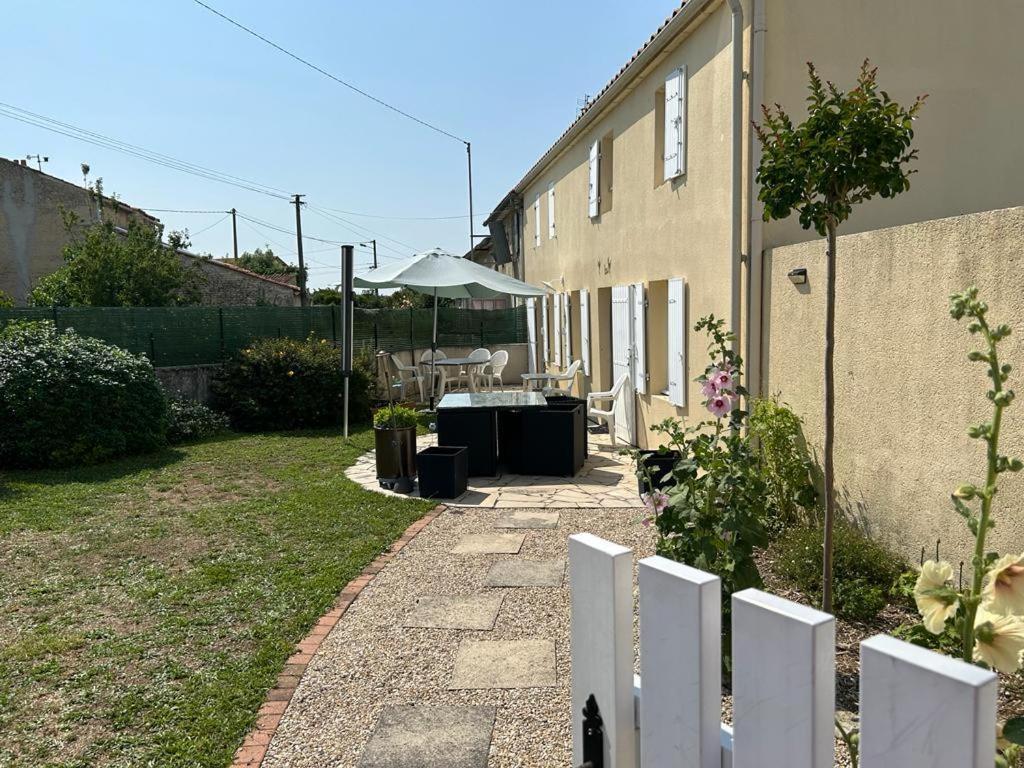 Вілла Les Tremieres Le Thou Екстер'єр фото