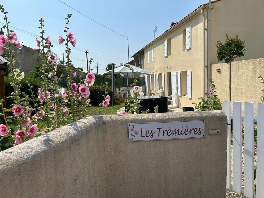 Вілла Les Tremieres Le Thou Екстер'єр фото