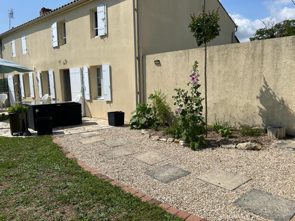 Вілла Les Tremieres Le Thou Екстер'єр фото