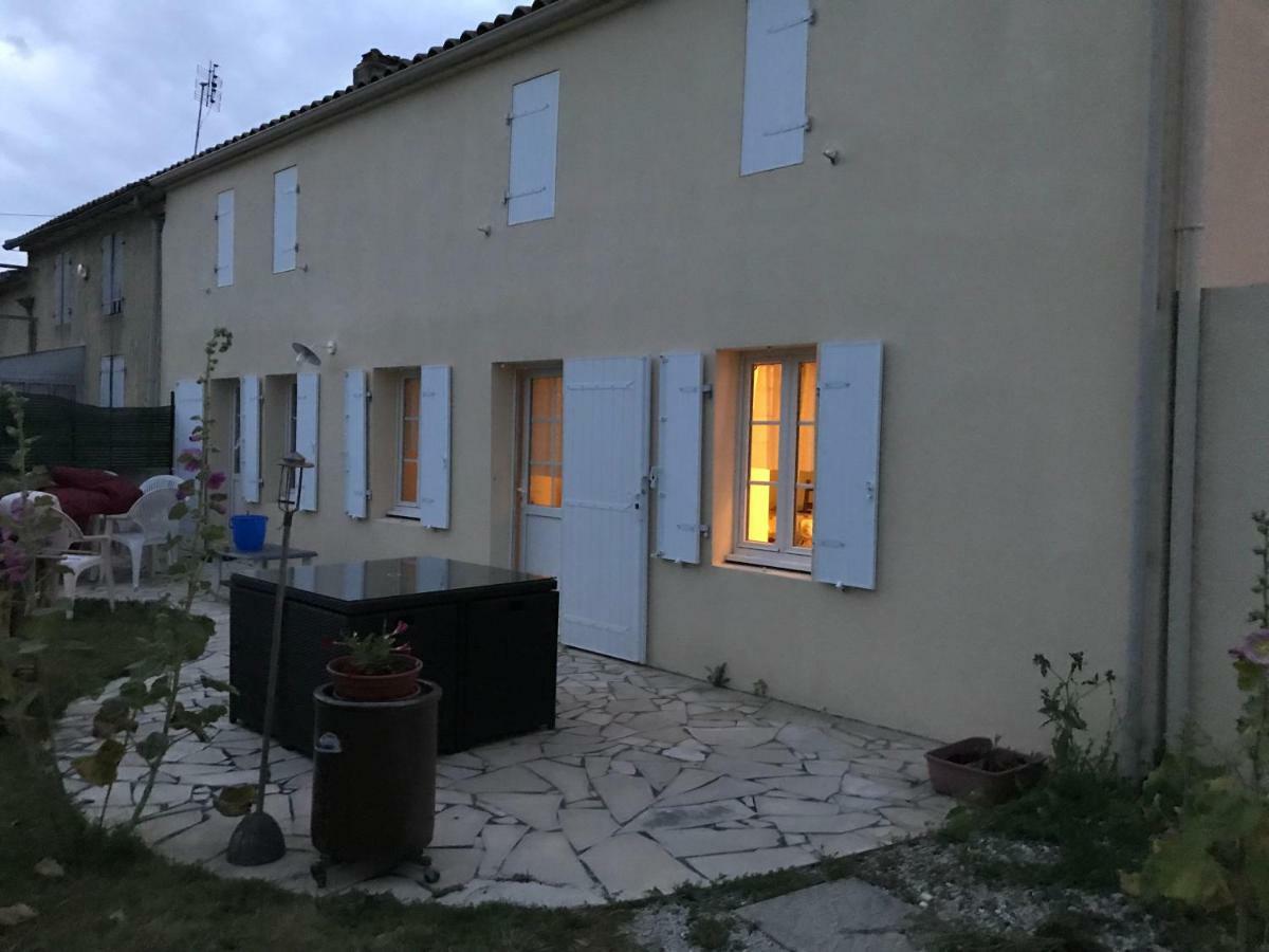 Вілла Les Tremieres Le Thou Екстер'єр фото